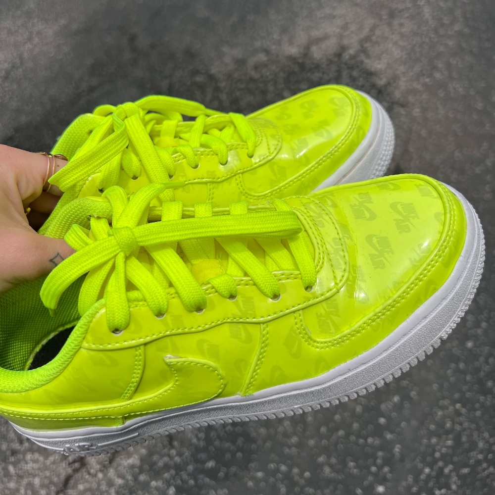 nike air force 1 LV8 UV Volt